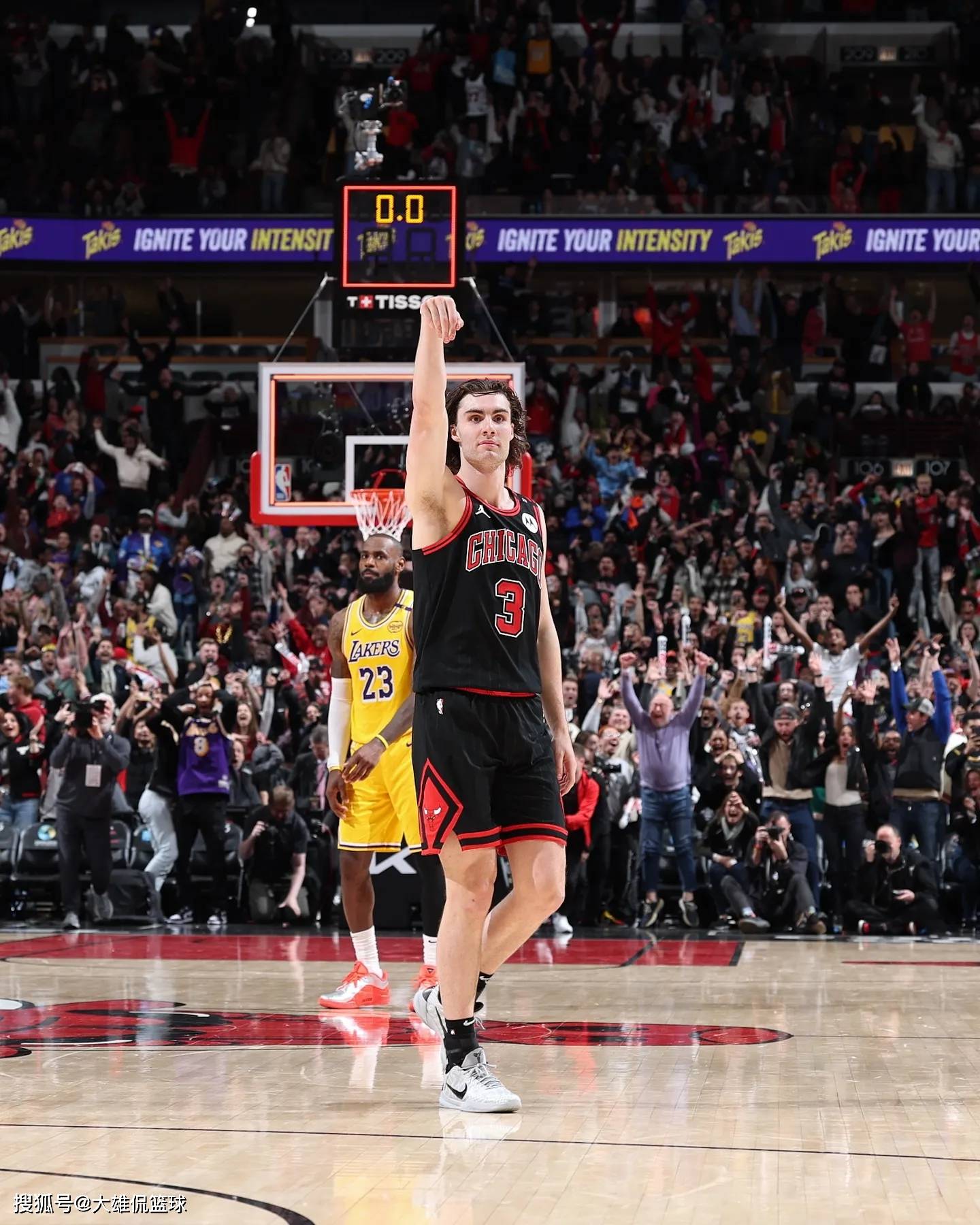 关于詹姆斯在湖人比赛中势不可挡，绝杀引发热议！的信息